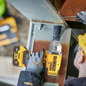 18V XR® Brushless 1/2-in Hog Ring High Torque Impact Wrench - 2 X 5Ah Battery - Image 4