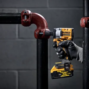 18V XR® Brushless 1/2-in Hog Ring Compact Impact Wrench - 2 X 5Ah Battery - Image 5