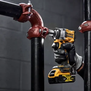 18V XR® Brushless 1/2-in Hog Ring Compact Impact Wrench - 2 X 5Ah Battery - Image 4