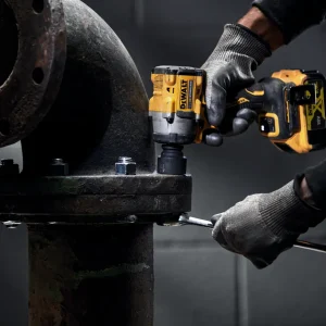 18V XR® Brushless 1/2-in Hog Ring Compact Impact Wrench - 2 X 5Ah Battery - Image 3